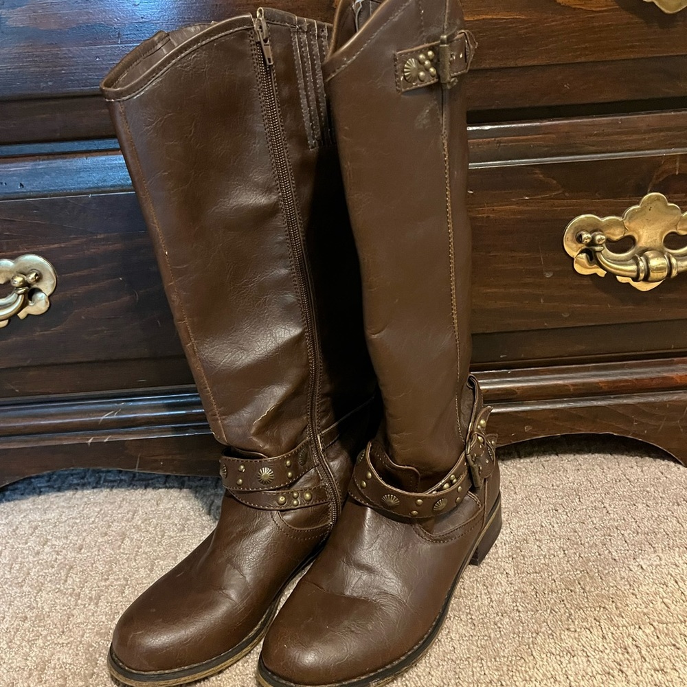 Knee high flat brown leather boot